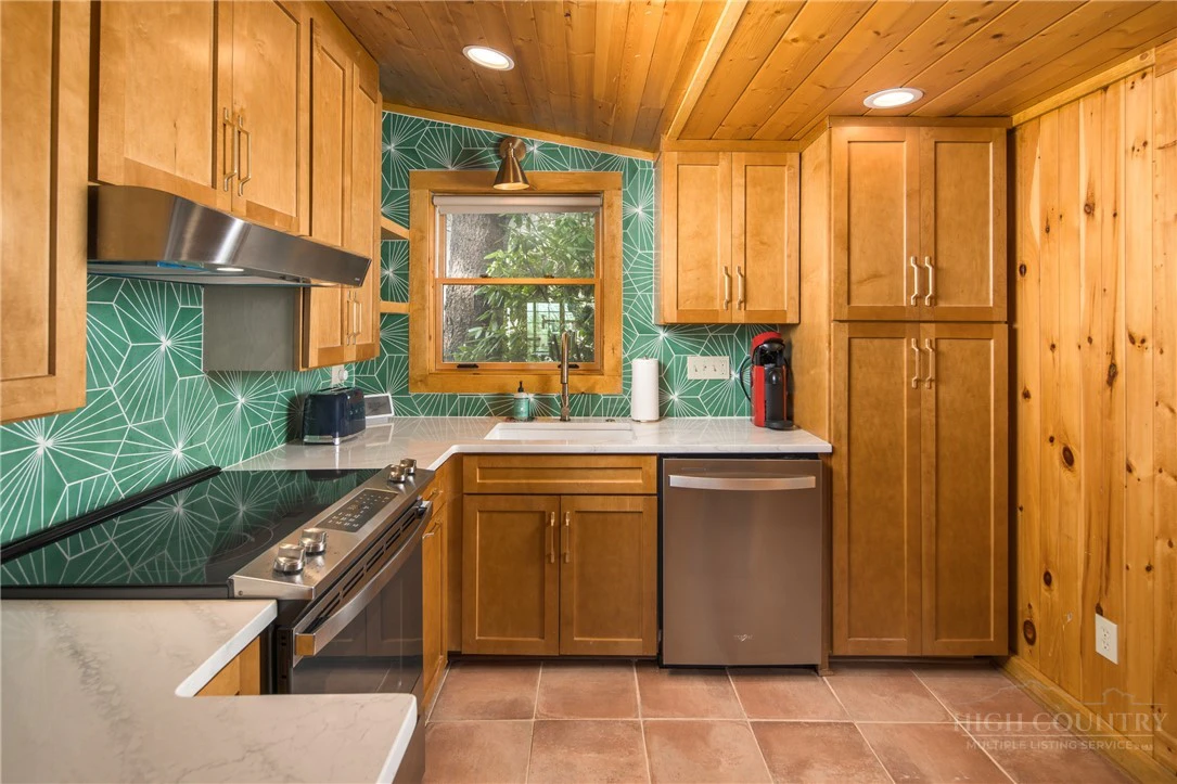 Image number 11 for the current listing