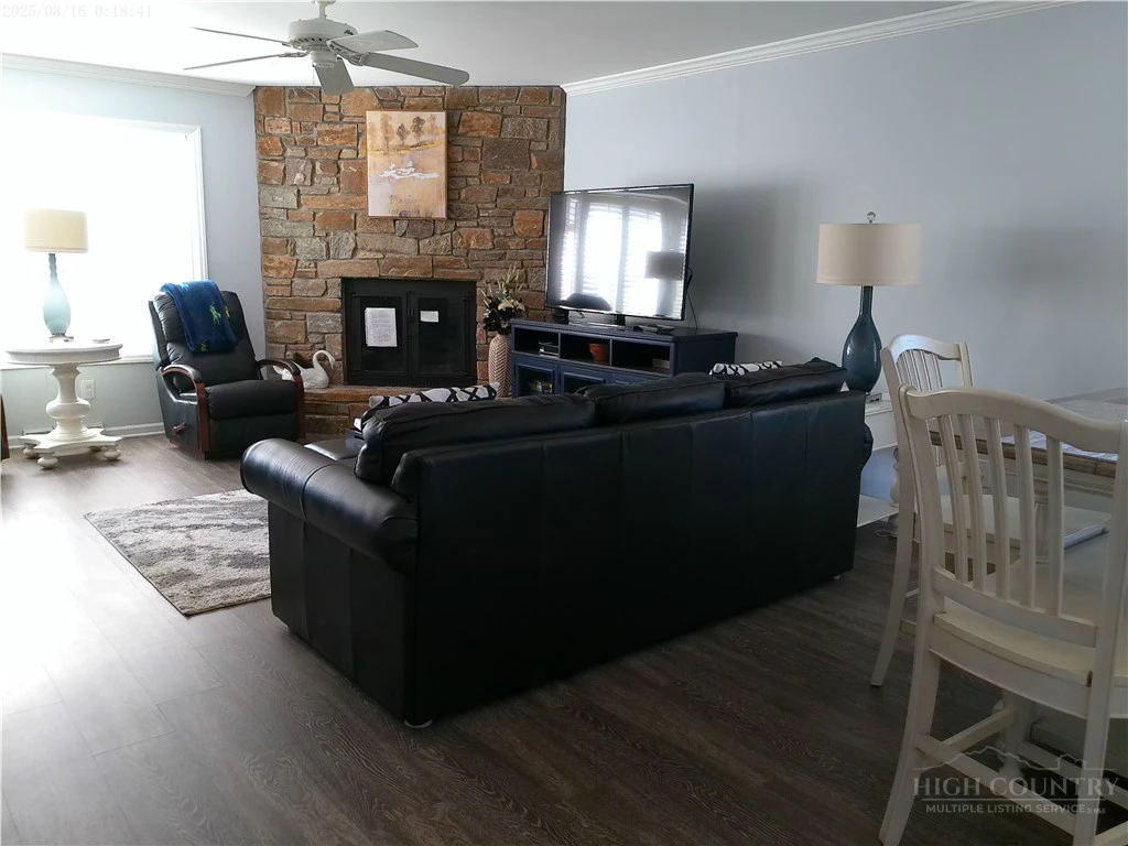 Image number 9 for the current listing