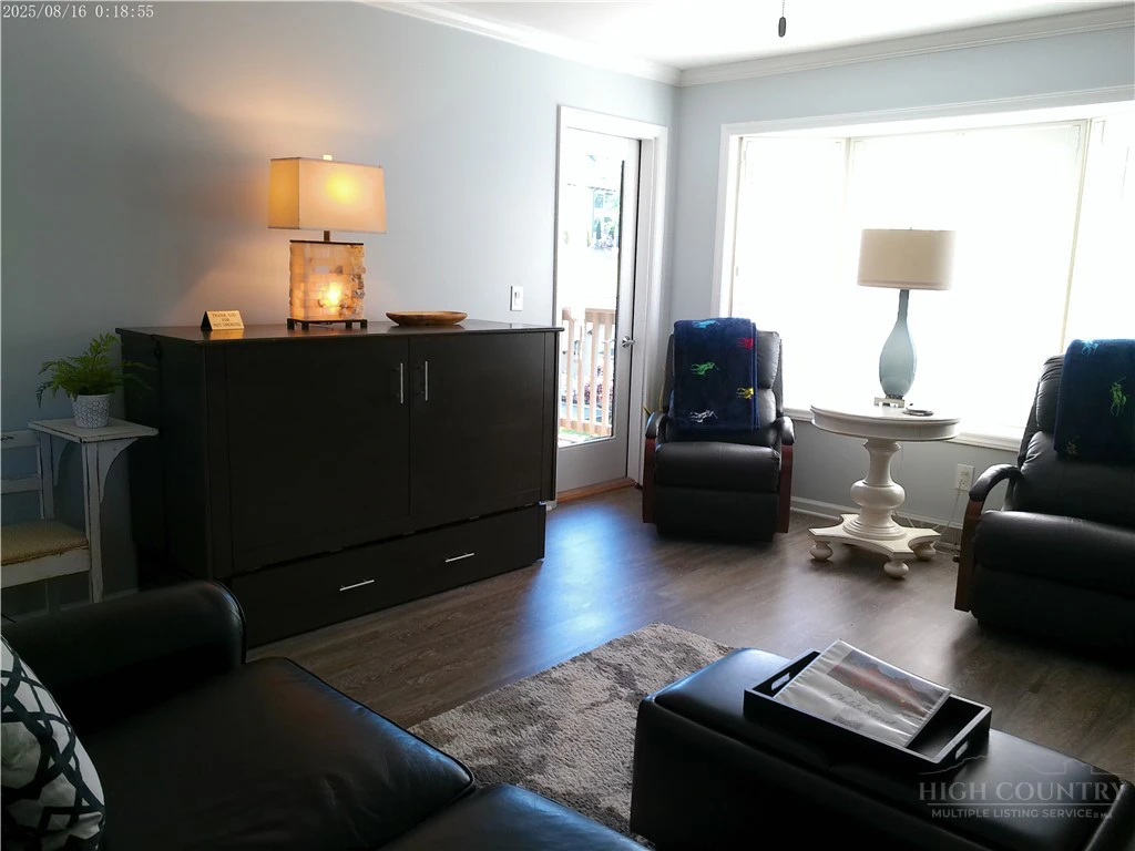 Image number 8 for the current listing