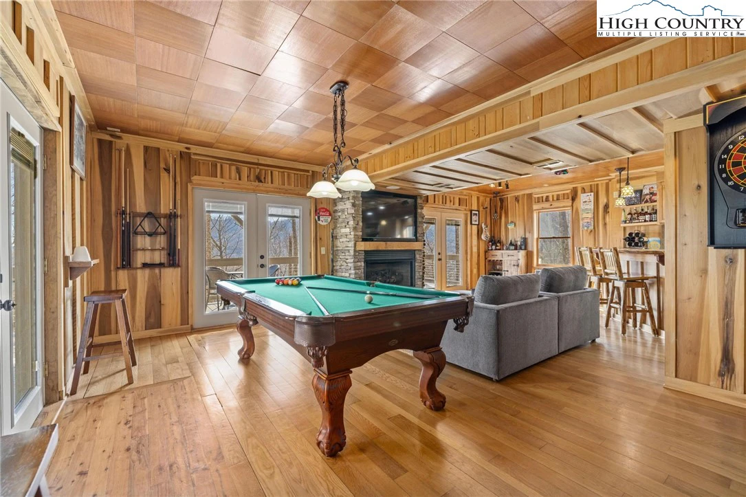 Image number 14 for the current listing