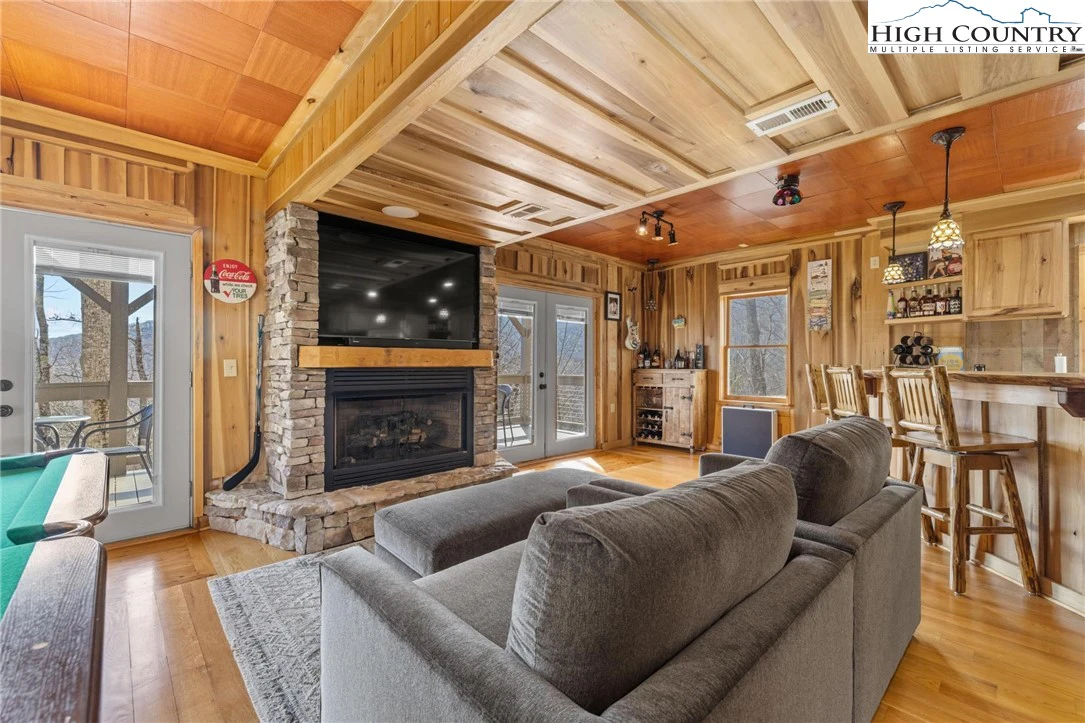 Image number 4 for the current listing