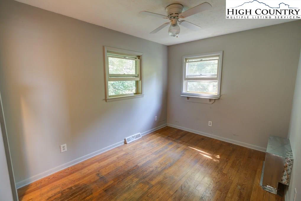 Image number 14 for the current listing