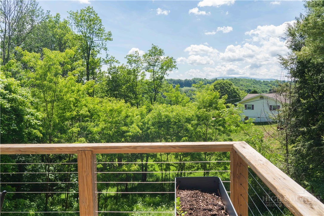 Image number 17 for the current listing