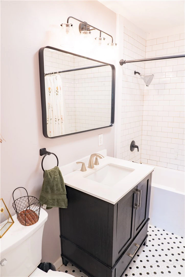 Image number 3 for the current listing