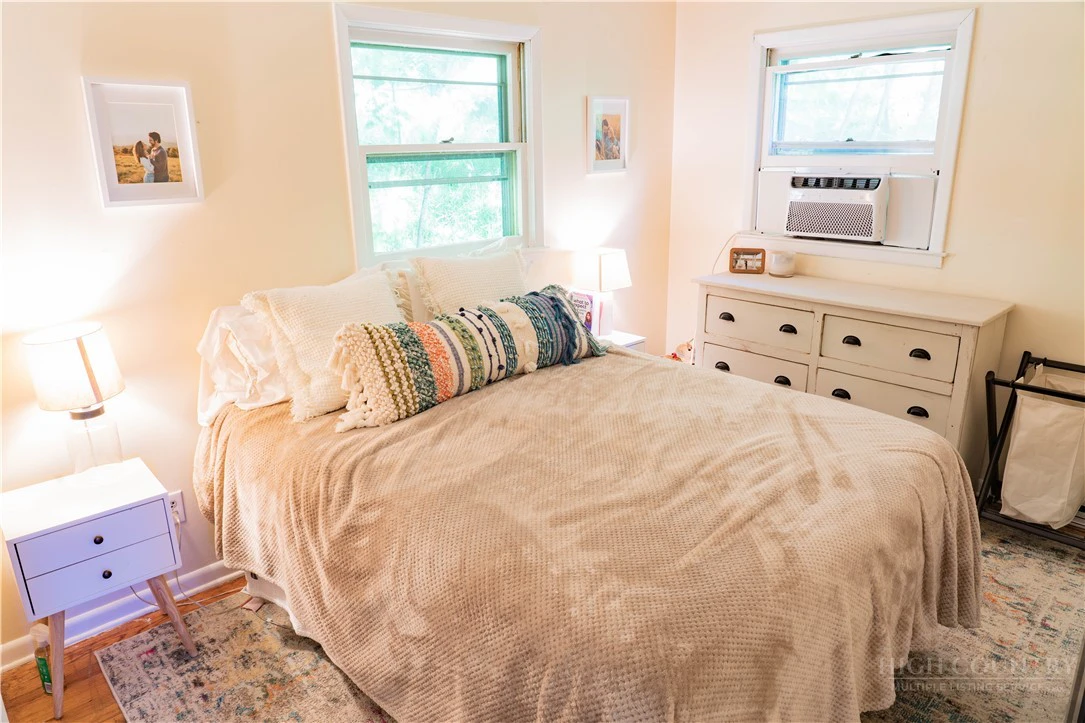 Image number 4 for the current listing