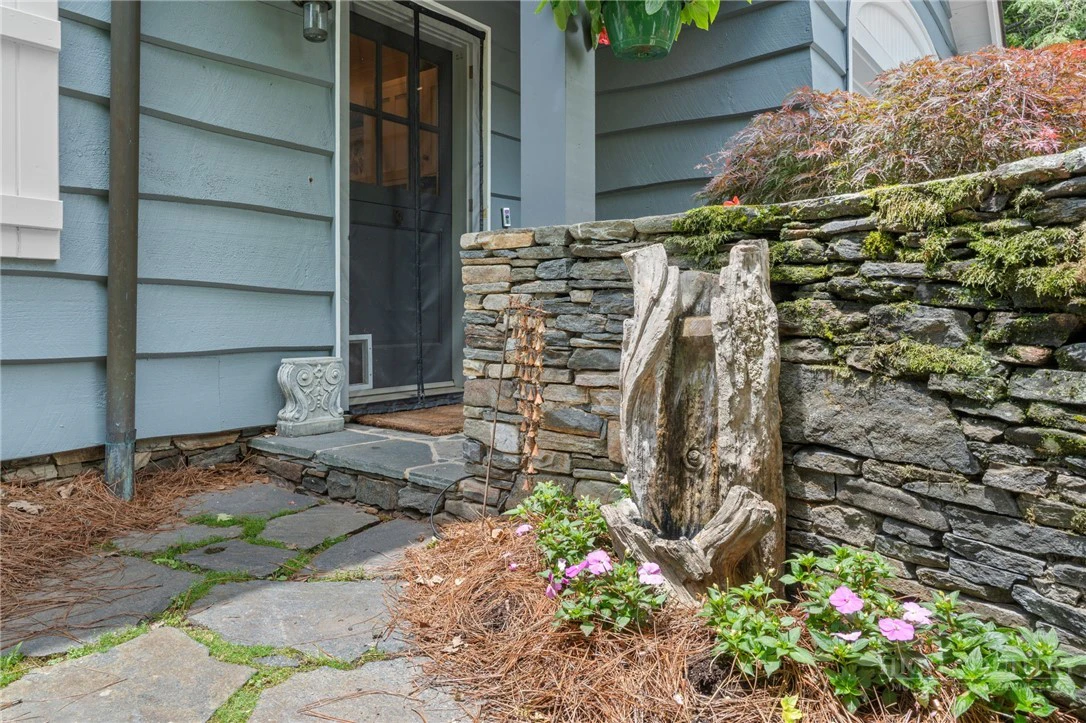 Image number 14 for the current listing