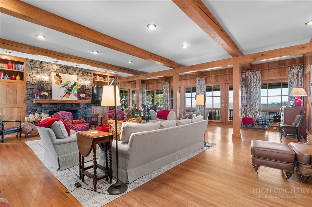 Image number 19 for the current listing