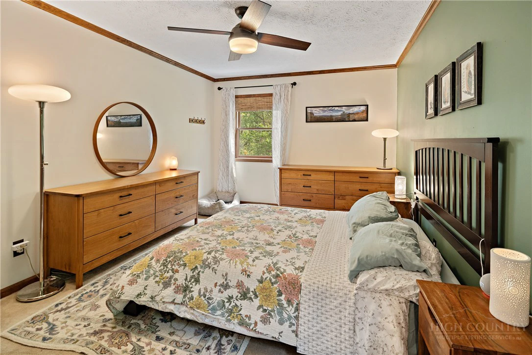 Image number 4 for the current listing