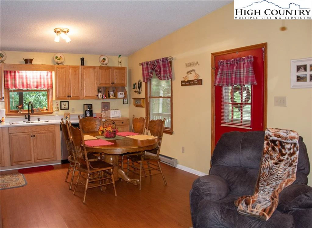 Image number 20 for the current listing