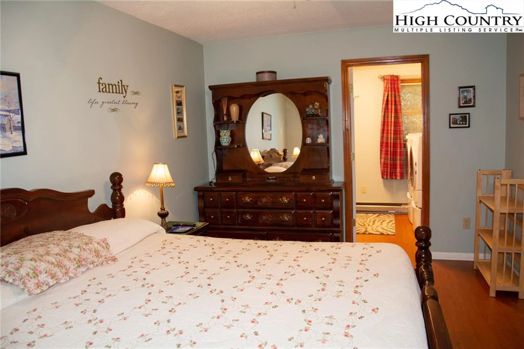 Image number 14 for the current listing