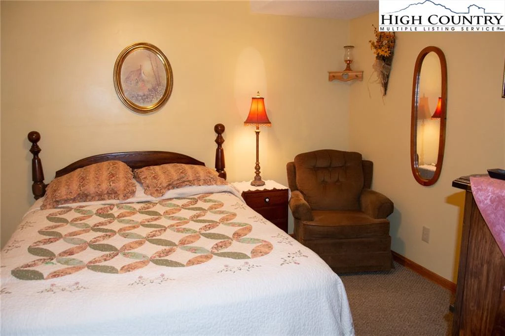 Image number 11 for the current listing