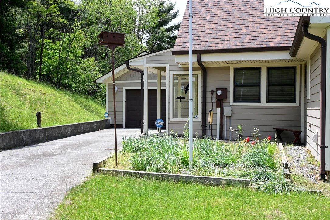 Image number 13 for the current listing