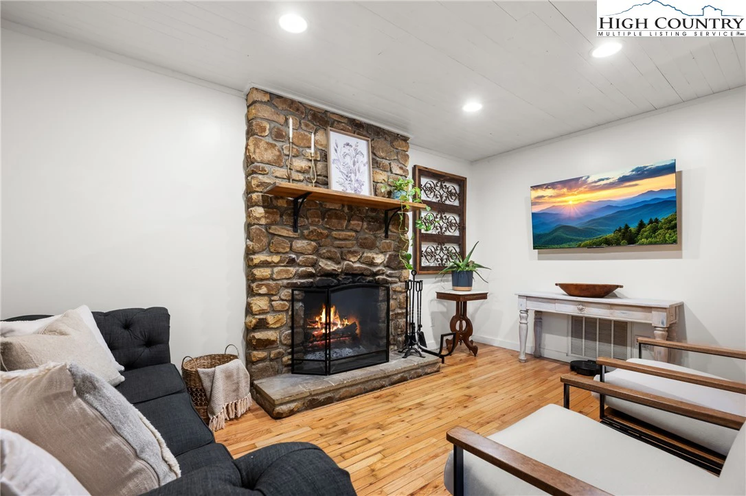 Image number 21 for the current listing