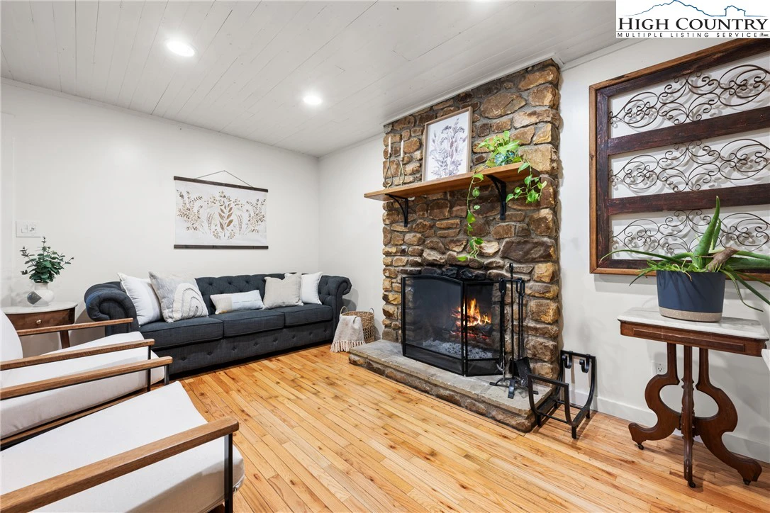 Image number 20 for the current listing