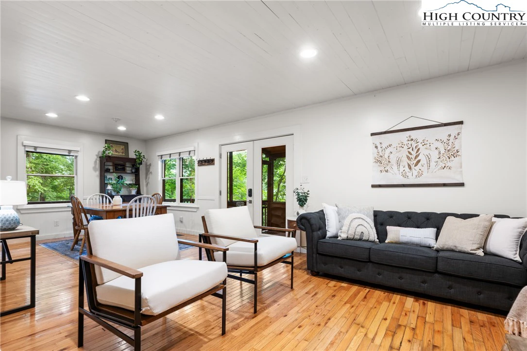 Image number 19 for the current listing