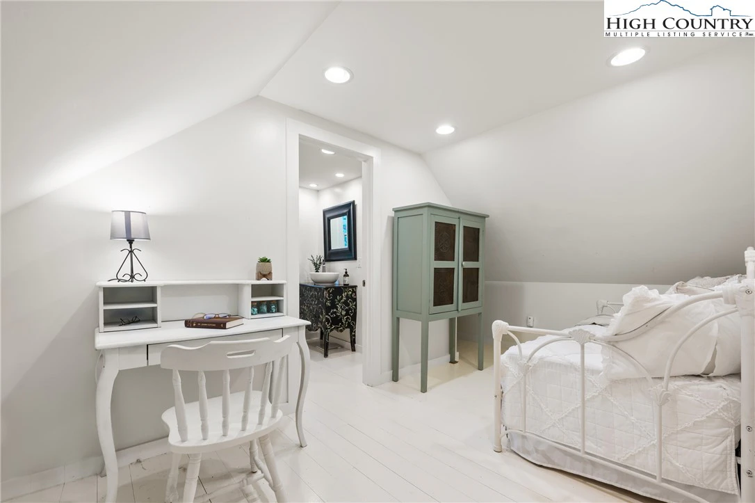Image number 2 for the current listing