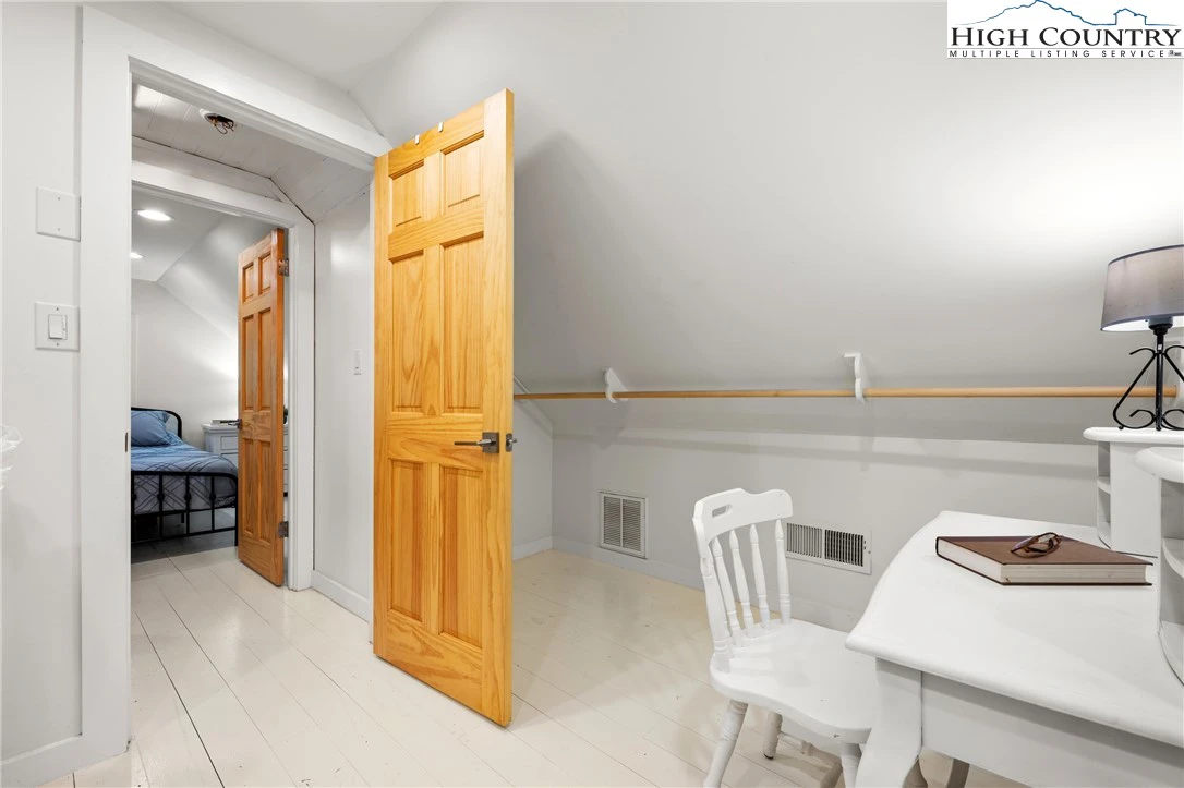 Image number 11 for the current listing