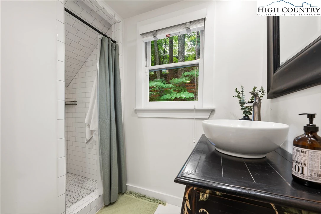 Image number 9 for the current listing