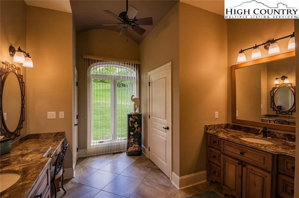 Image number 3 for the current listing