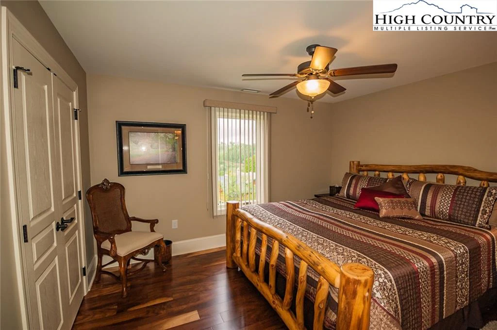 Image number 8 for the current listing