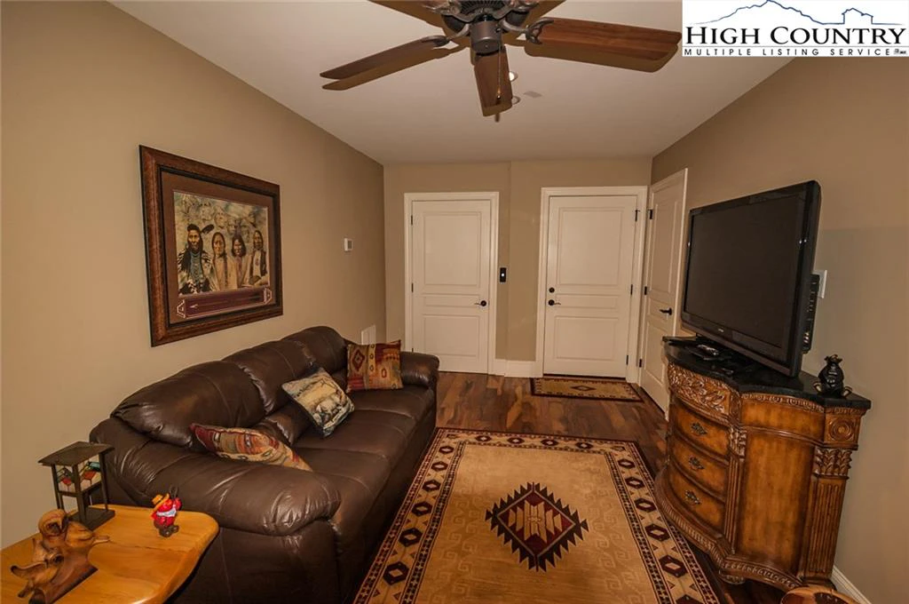 Image number 2 for the current listing