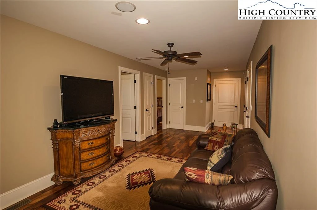 Image number 12 for the current listing