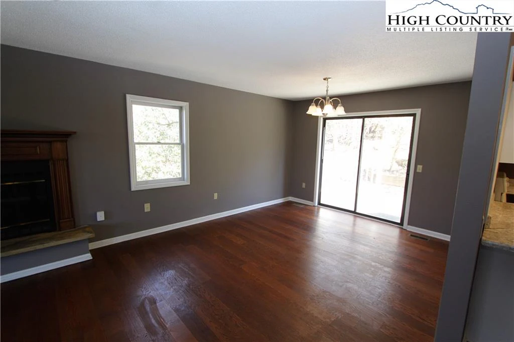 Image number 21 for the current listing