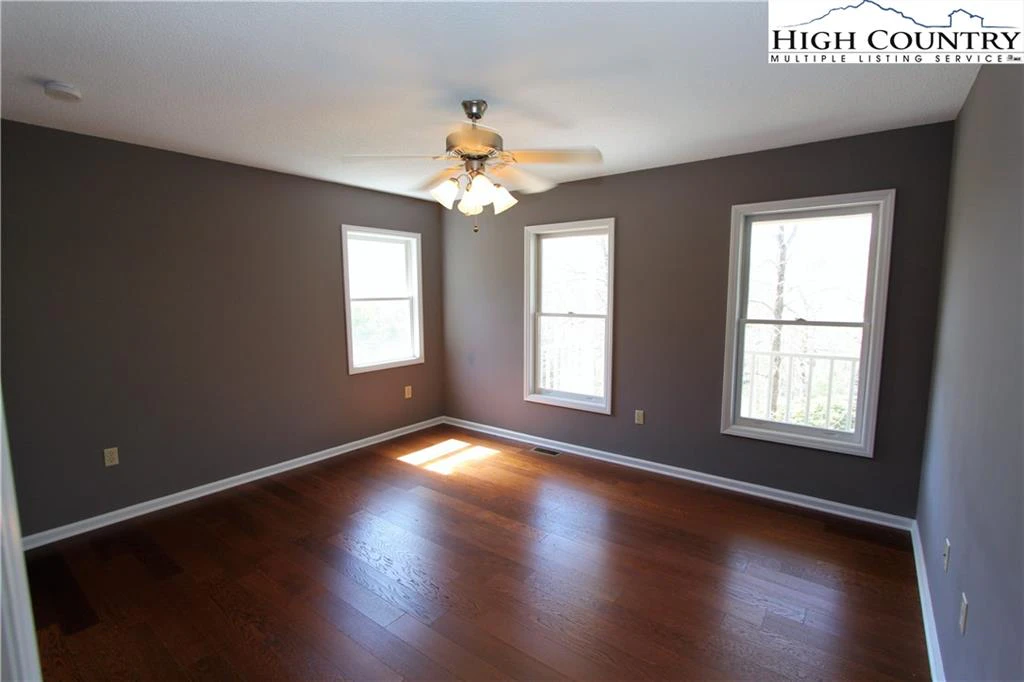 Image number 19 for the current listing