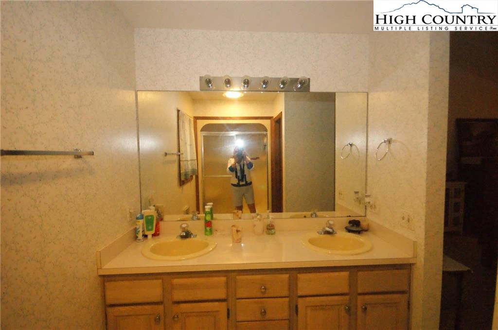 Image number 11 for the current listing