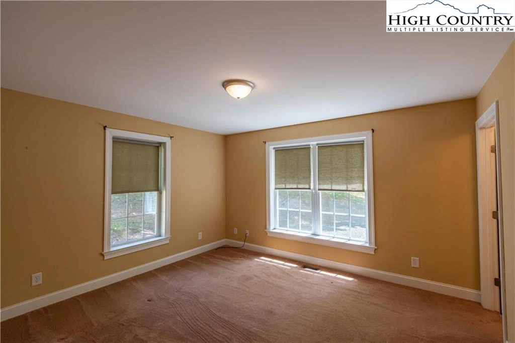 Image number 11 for the current listing