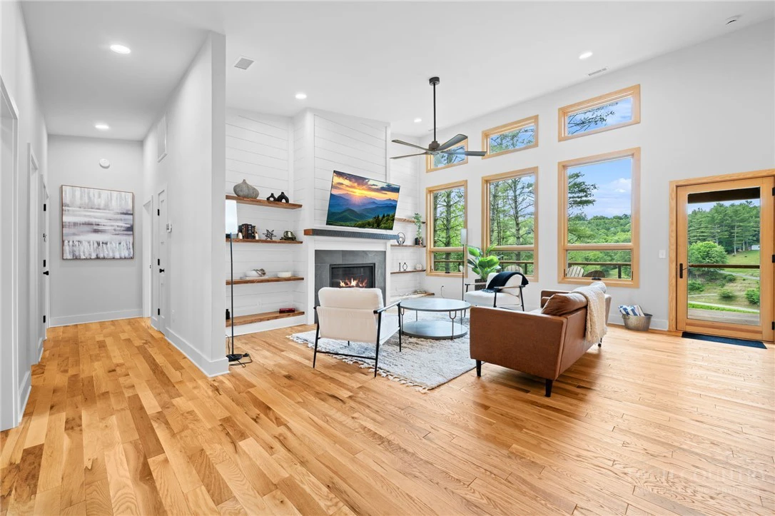 Image number 9 for the current listing