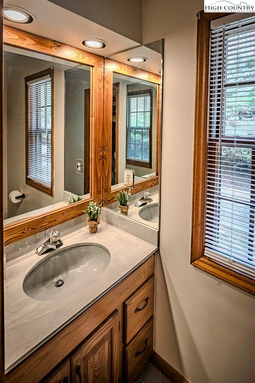 Image number 3 for the current listing