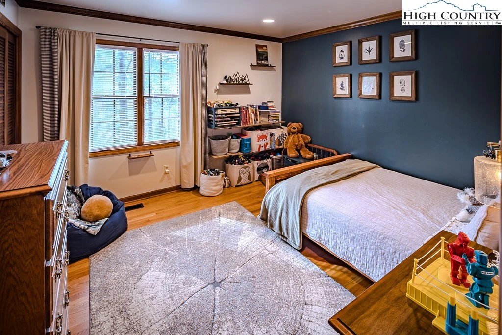 Image number 4 for the current listing