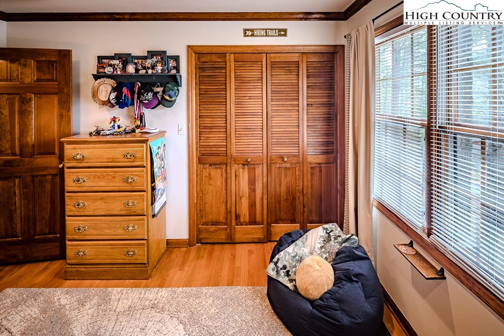 Image number 6 for the current listing