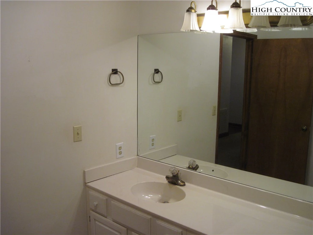 Image number 12 for the current listing