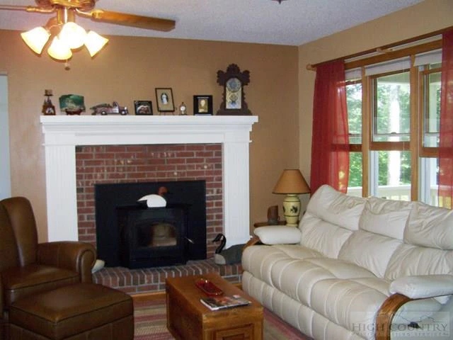Image number 9 for the current listing