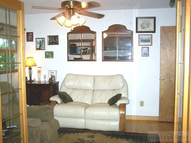 Image number 14 for the current listing