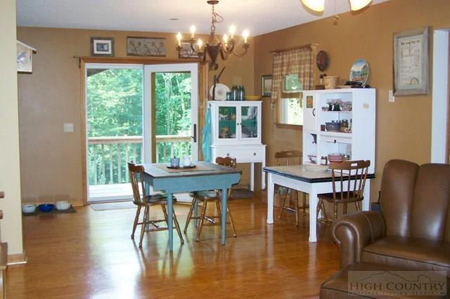 Image number 15 for the current listing
