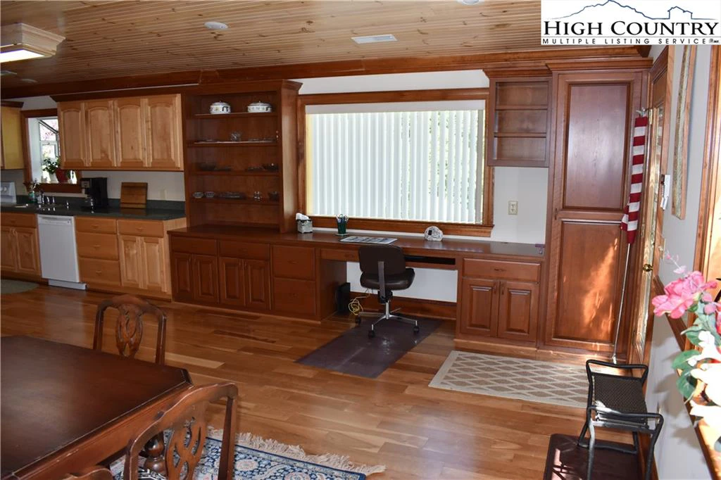 Image number 4 for the current listing