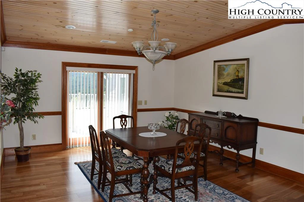 Image number 8 for the current listing