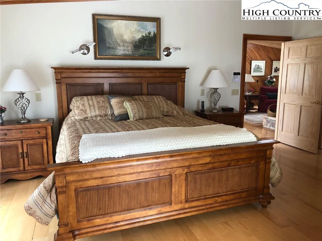 Image number 9 for the current listing