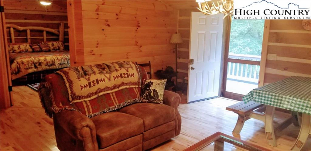 Image number 7 for the current listing