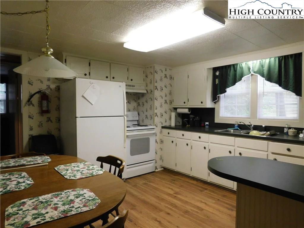 Image number 8 for the current listing