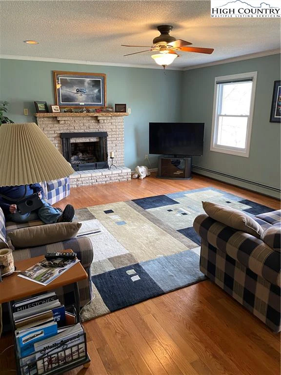 Image number 19 for the current listing