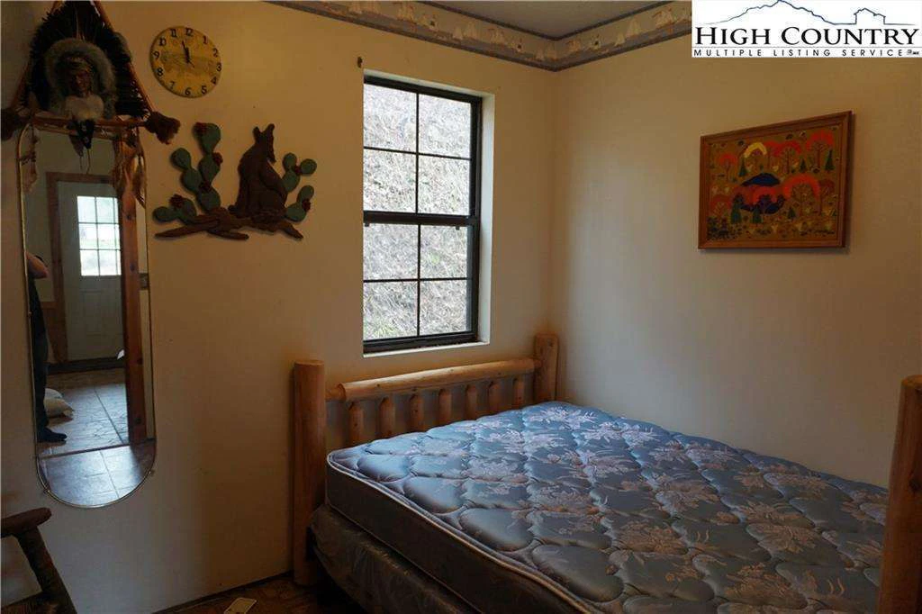 Image number 15 for the current listing