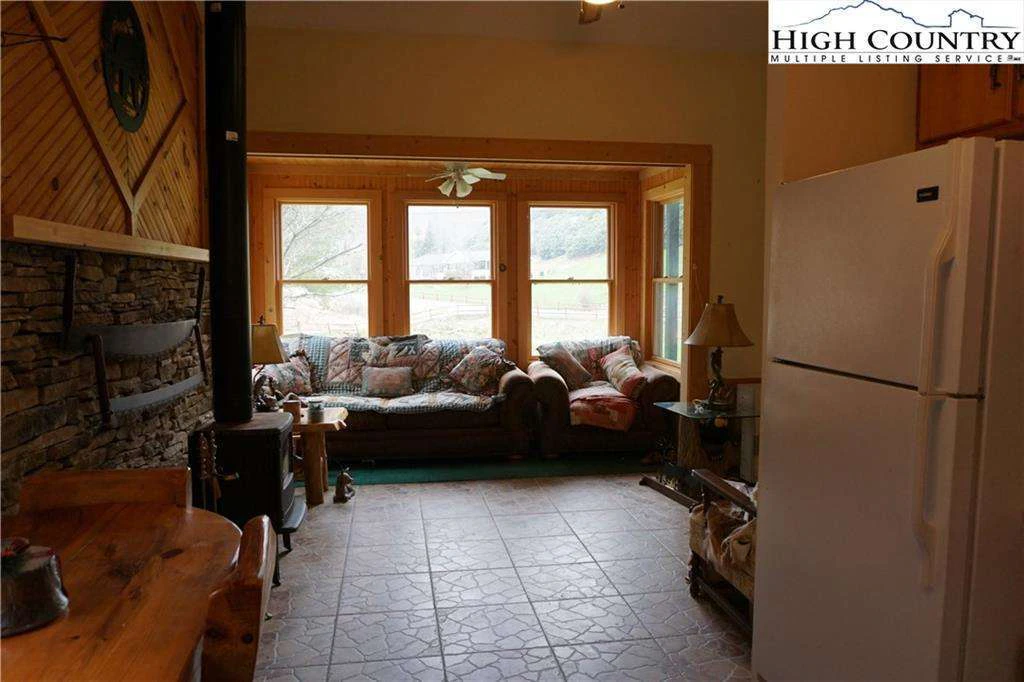 Image number 19 for the current listing