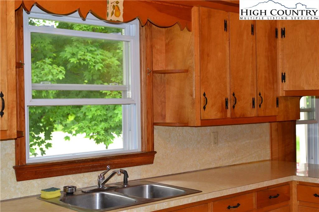 Image number 16 for the current listing
