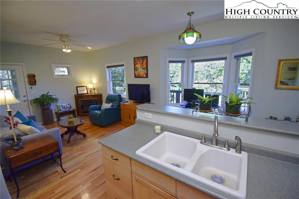 Image number 5 for the current listing
