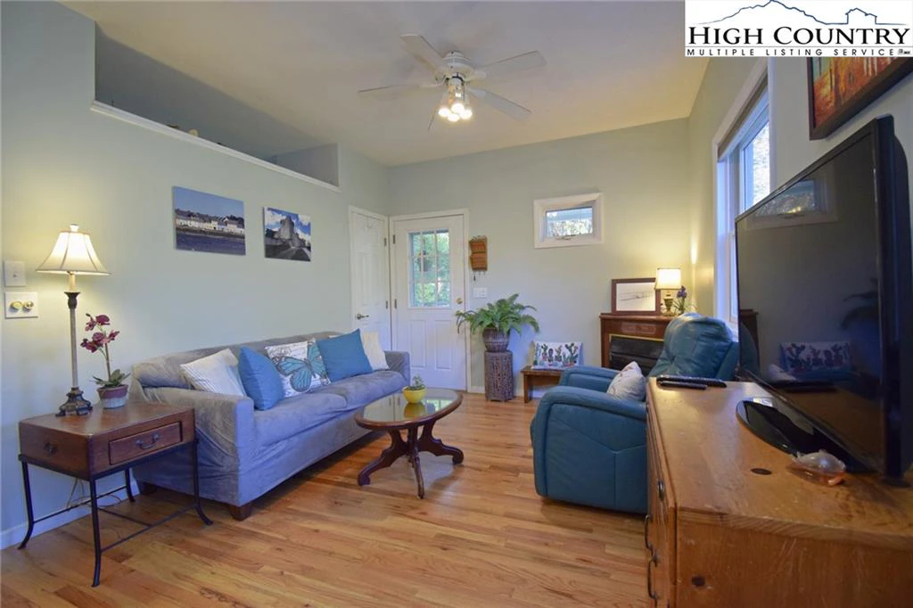 Image number 7 for the current listing