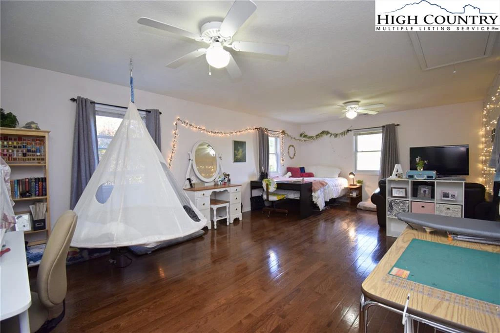 Image number 11 for the current listing